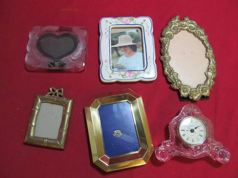 lot 10 image: picture frames