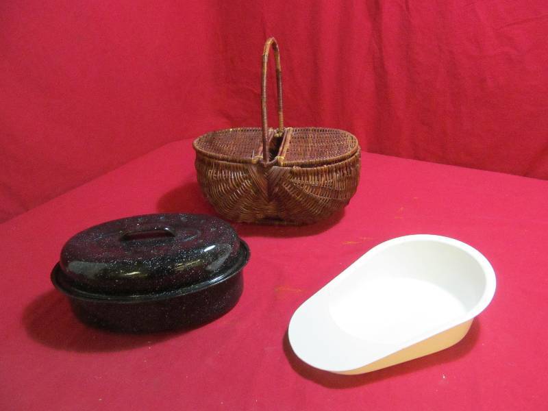 lot 22 image: Bed pan, roaster ,basket
