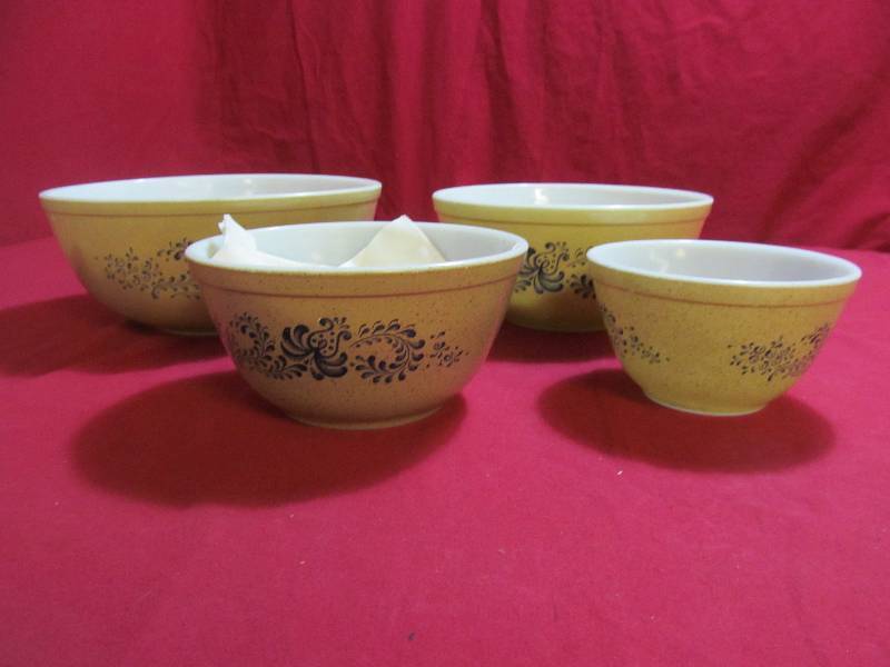 lot 38 image: Pyrex bowl set