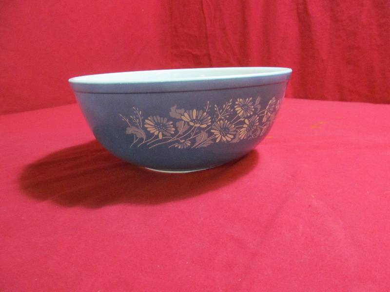 lot 37 image: Pyrex bowl