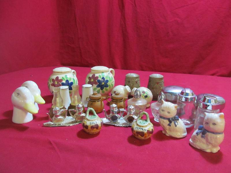 lot 80 image: vintage salt and pepper shakers