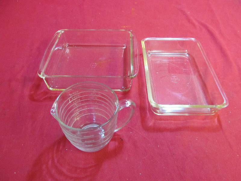 lot 84 image: Pyrex baking dishes