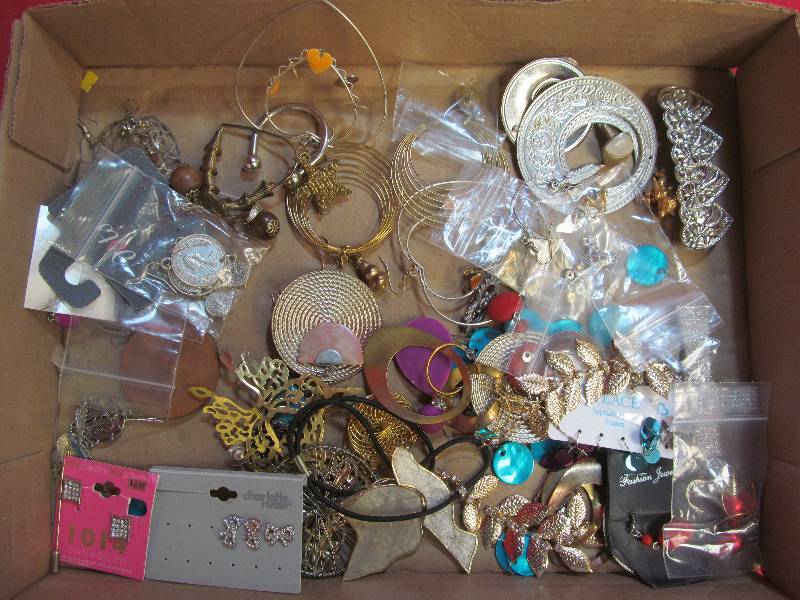lot 102 image: costume jewelry