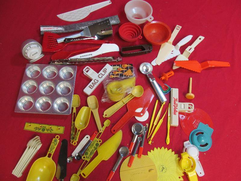 lot 116 image: Kitchen utensils