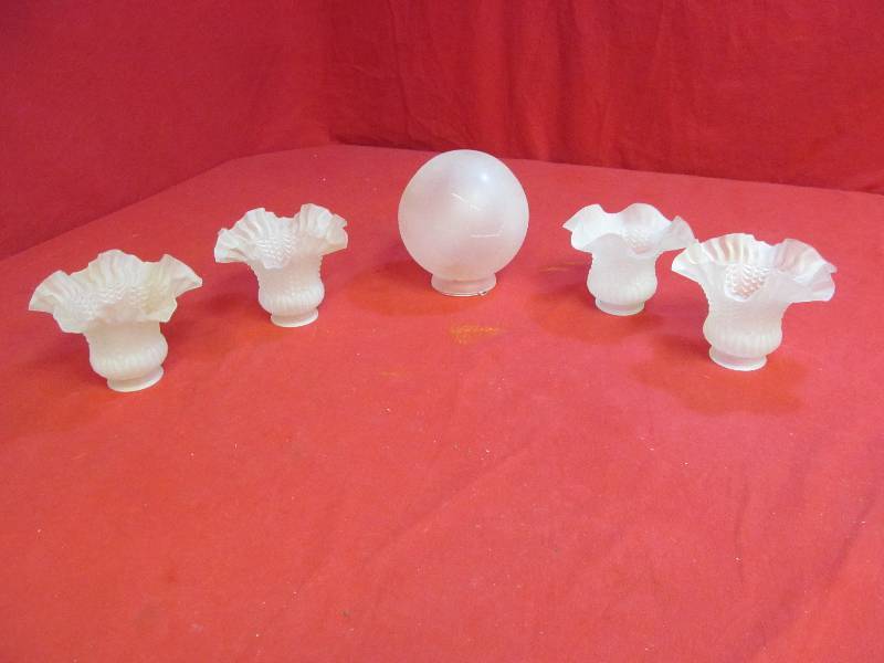 lot 125 image: light globes