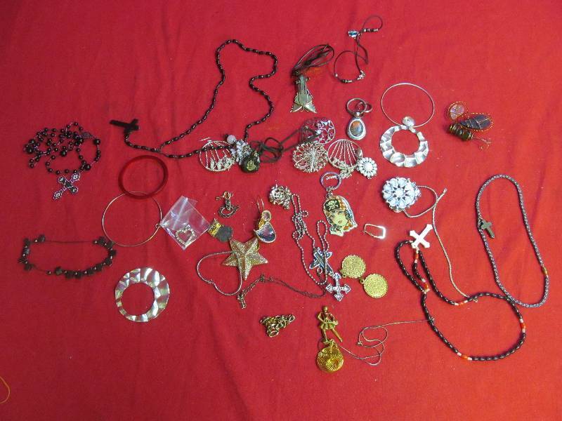 lot 127 image: costume jewelry