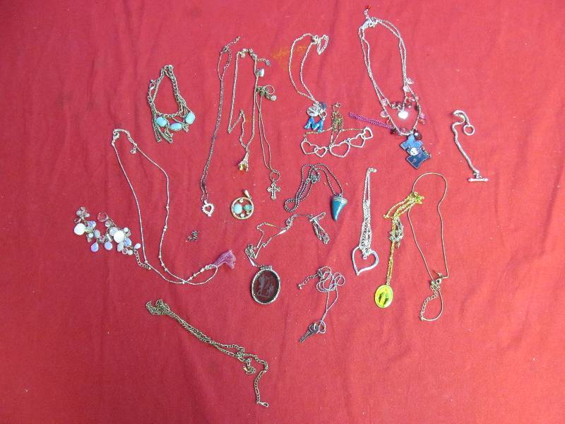 lot 128 image: costume jewelry