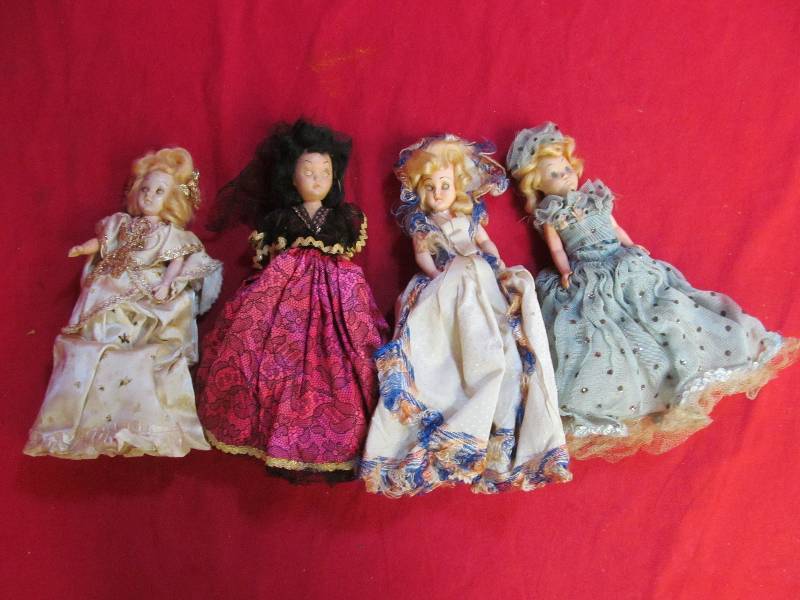 lot 132 image: vintage dolls