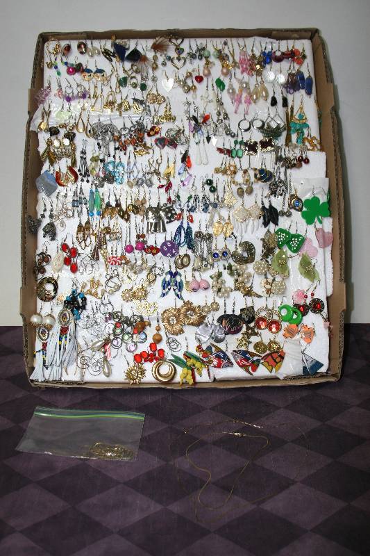 lot 27 image: Costume Jewelry