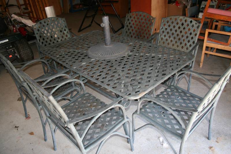 lot 8 image: Outdoor Table and Chair Set