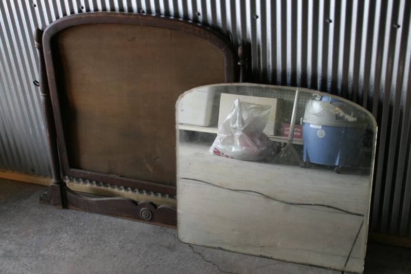 lot 60 image: Dresser Mirror