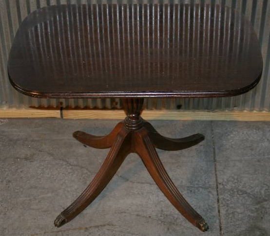 lot 61 image: Small Table