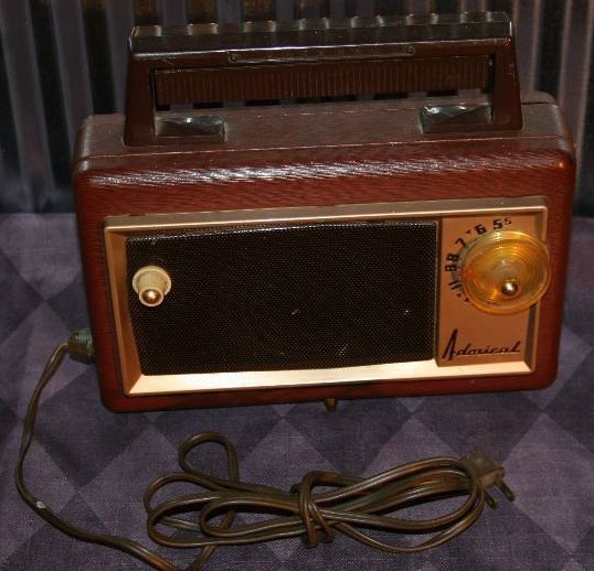lot 81 image: Vintage Radio