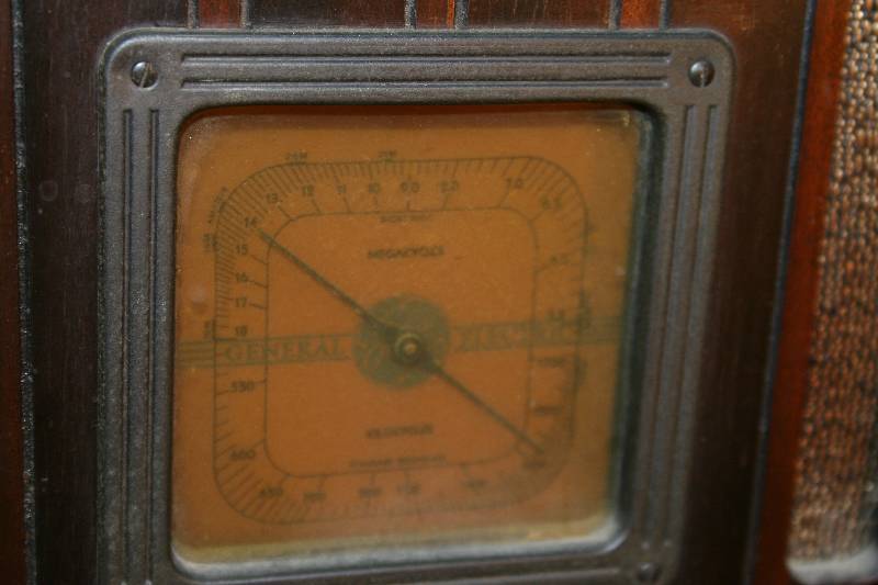 lot 82 image: Vintage Radio