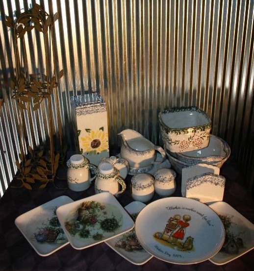 lot 88 image: Ceramic Dishes and Decorative Plates