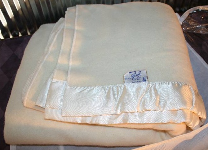 lot 113 image: Faribo Wool Blanket