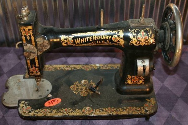 lot 122 image: Vintage Sewing Machine