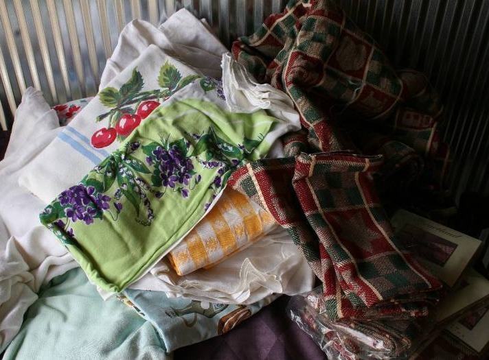 lot 123 image: Misc Tablecloths and Napkins