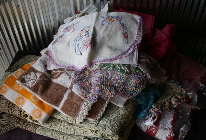 lot 124 image: Tablecloths, Napkins,  and Furniture Throws