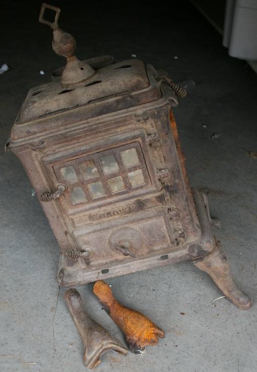 lot 137 image: Cast Iron Stove