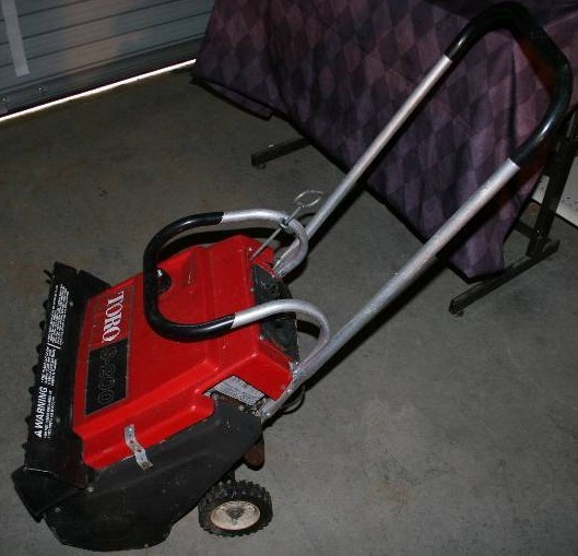 lot 142 image: Toro Snow Thrower