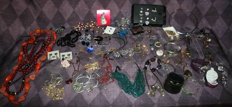 lot 176 image: Assorted Costume Jewlery