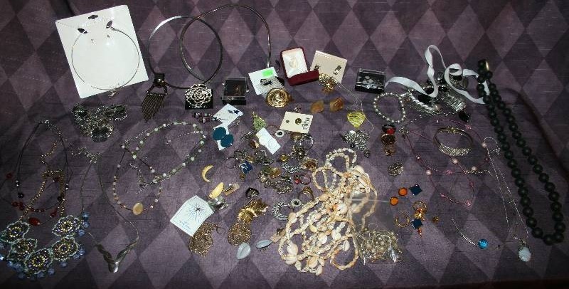 lot 177 image: Assorted Costume Jewlery