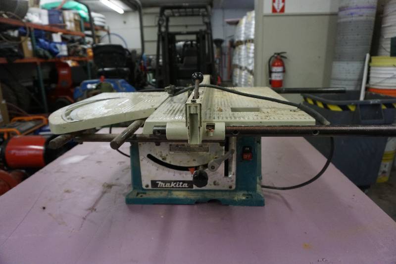 lot 17 image: Makita Model 387448 3800 RPM Table Saw