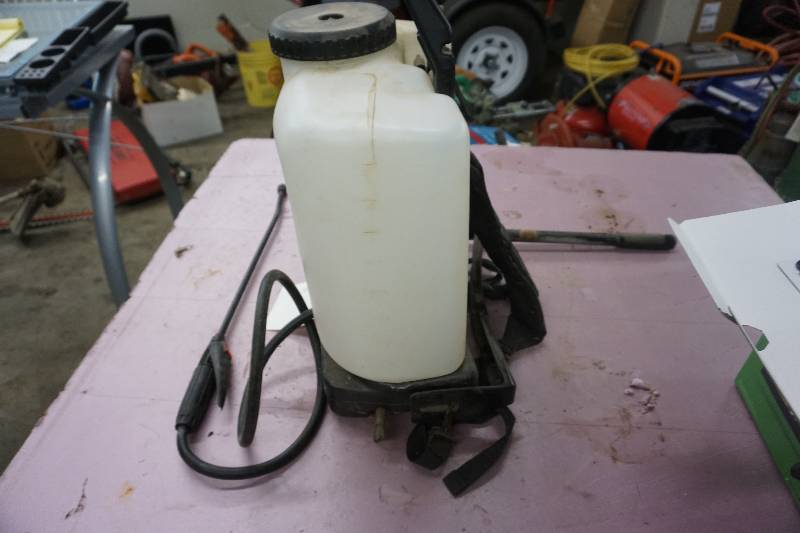 lot 50 image: Round Up Brand Back Pack WeedFertilizer Sprayer