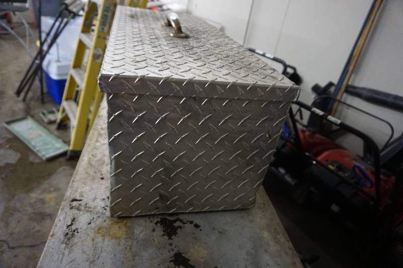 lot 55 image: Metal Diamond Plate Tool Box