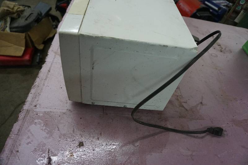 lot 69 image: Sunbeam Microwave Oven