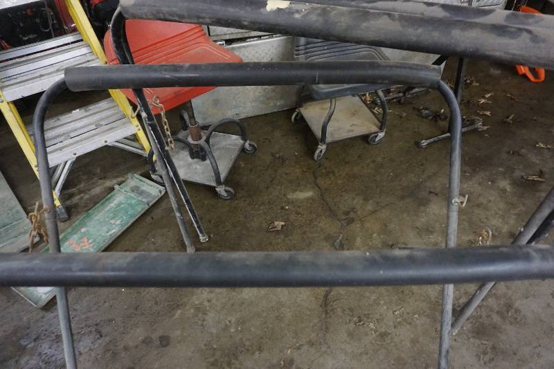 lot 99 image: Set of 2 Body Shop Padded Saw Horses