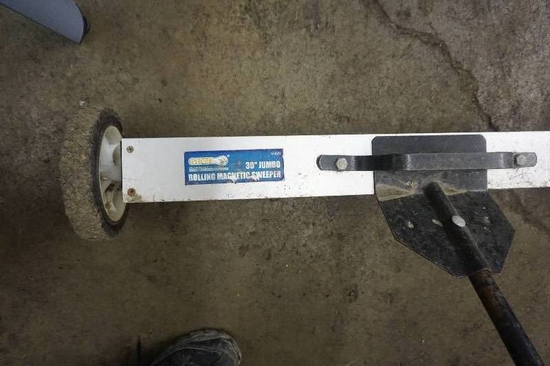 lot 112 image: Grip 30 Jumbo Wheeled Magnet