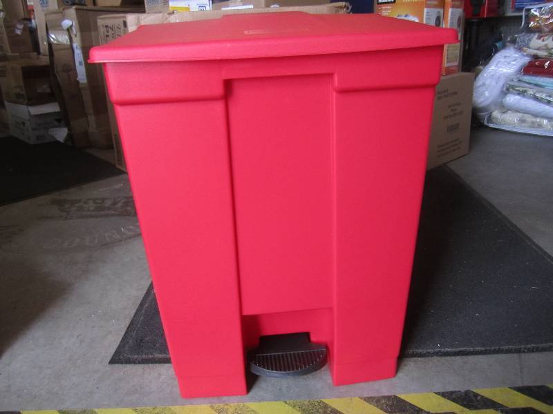 lot 2 image: Rubbermaid 18 Gallon Step-On Contai...
