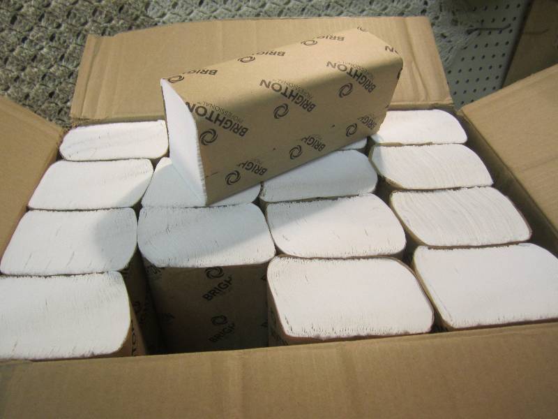 lot 8 image: Case of 4000 White Multifold Towels...