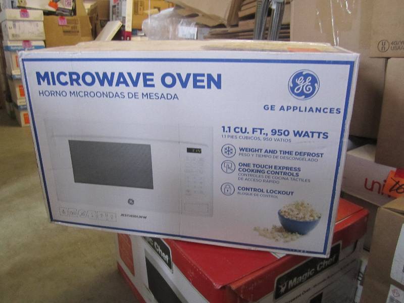 lot 369 image: GE 1.1 Cu Ft 950 Watt Countertop Mi...