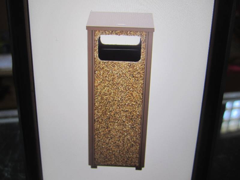 lot 372 image: Rubbermaid Aspen 12 Gallon Flet-Top...