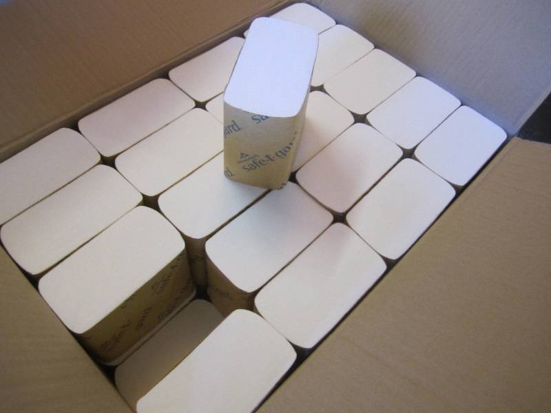 lot 374 image: Case of 8000 2-Ply Door Tissues 40 ...