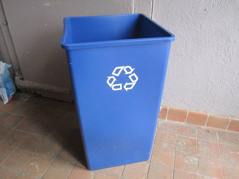lot 29 image: 50 Gallon Rubbermaid Square Blue Re...