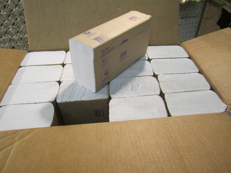 lot 38 image: Case of 4000 White Multifold Hand T...