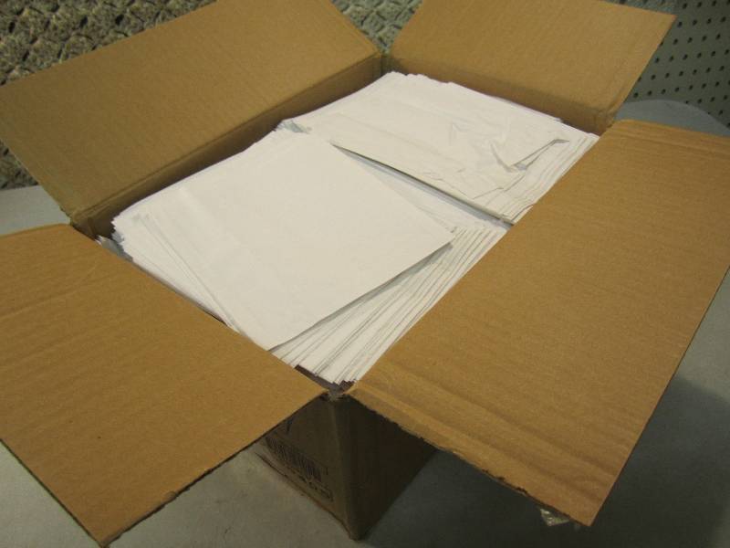 lot 86 image: Case of 2000 White #18 Grease Resis...