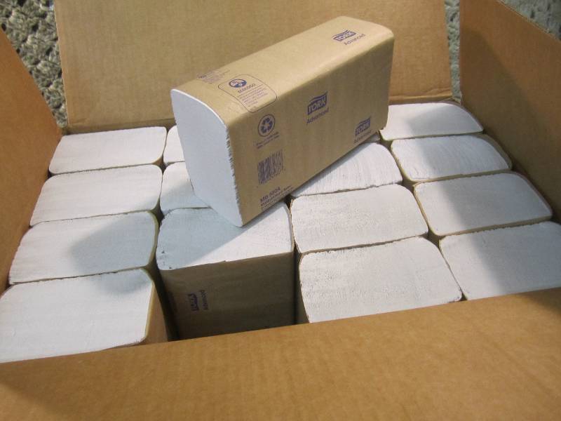 lot 96 image: Case of 4000 White Multifold Hand T...