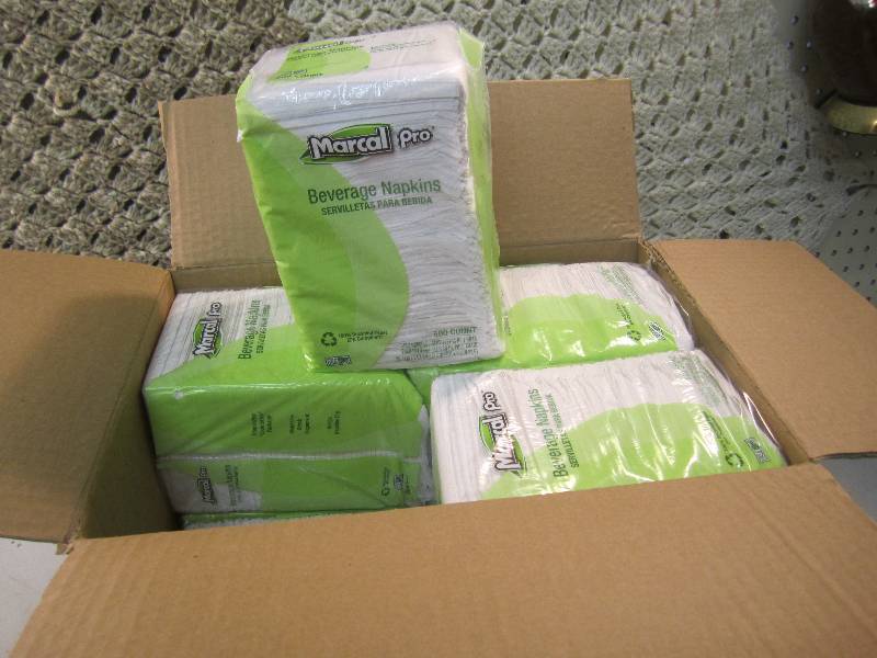lot 118 image: Case of 4000 Beverage Napkins 8 pac...