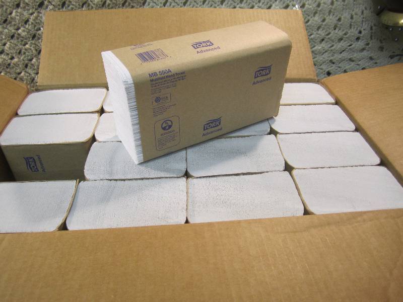 lot 121 image: Case of 4000 White Multifold Hand T...