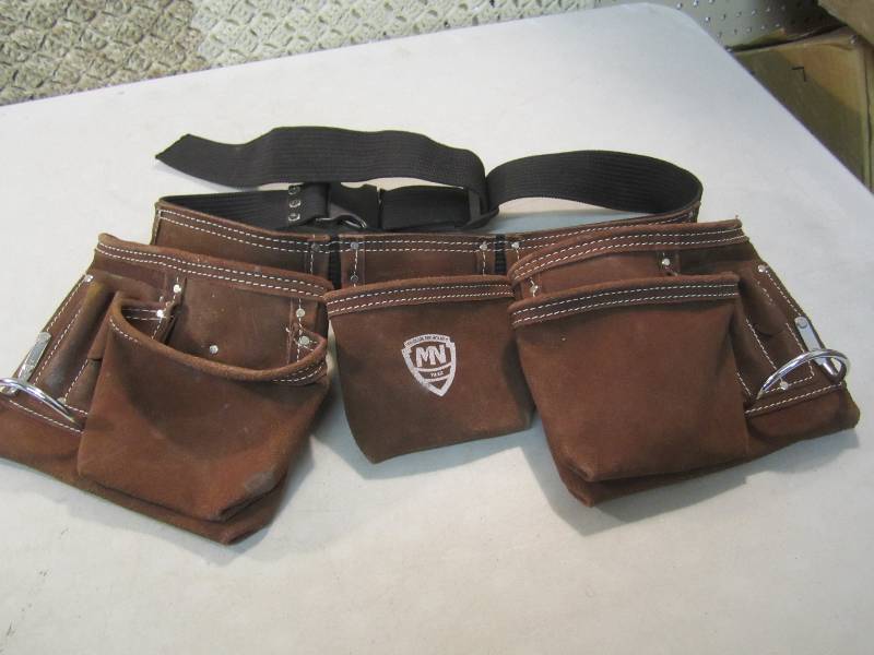 lot 173 image: Leather Tool Pouch Belt  CS...