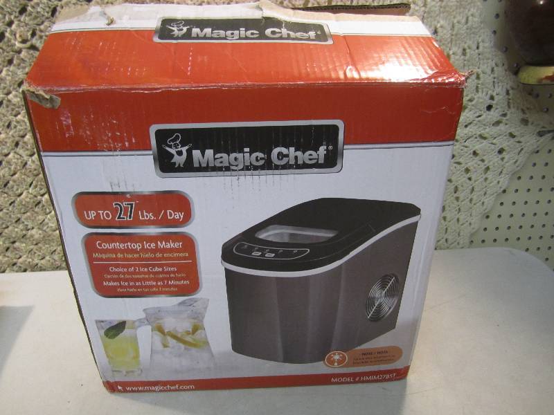 lot 199 image: Magic Chef Countertop Ice Maker Ope...