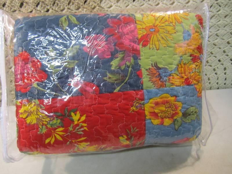 lot 292 image: FullQueen Size Floral Quilt  D-1T...