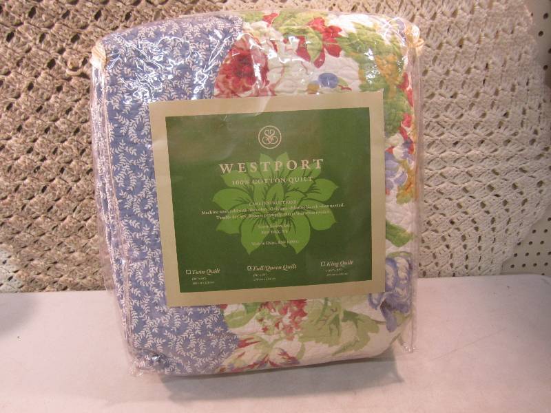 lot 294 image: FullQueen Size Westport Floral Qui...