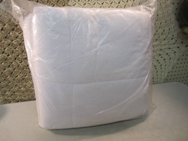 lot 297 image: Twin Size Comforter White  D-3T...