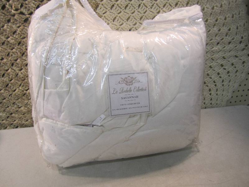 lot 298 image: Twin Size La Rochelle Collection Sa...